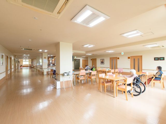 広々とした共有スペース 食堂 広々とした明るいダイニングルームです。利用者の方々がゆったりと過ごす様子が感じられます。