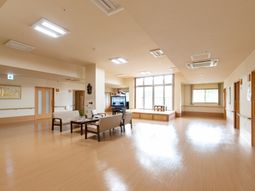 共有スペースの広々とした部屋