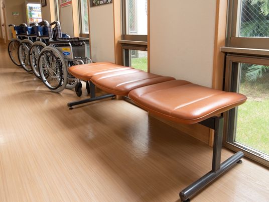 ベンチと車椅子の廊下