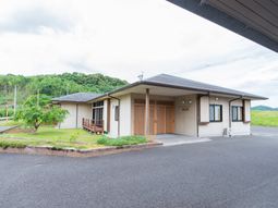 明るい外観の建物