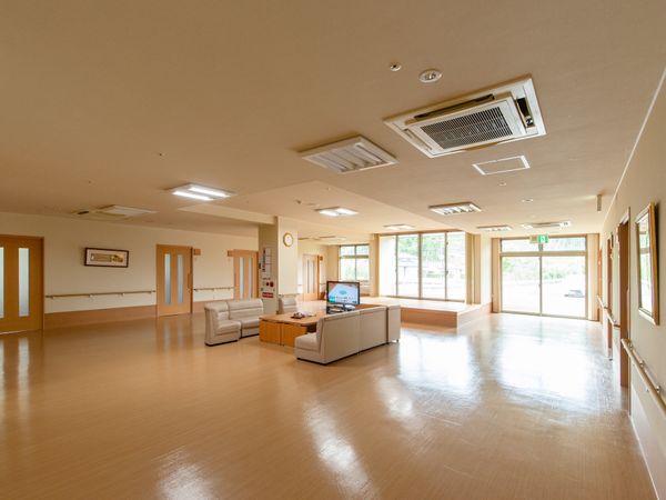 広々とした明るい共有空間