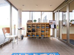 靴棚と座席のあるエントランス