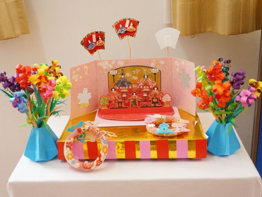 節句の飾り付けが施された室内