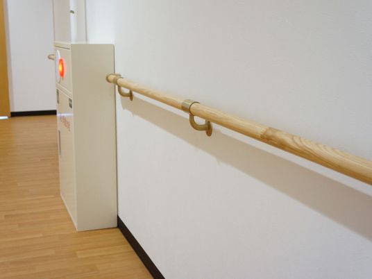 廊下に設置された手すり