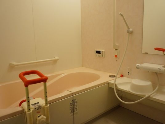 バリアフリー設計の浴室