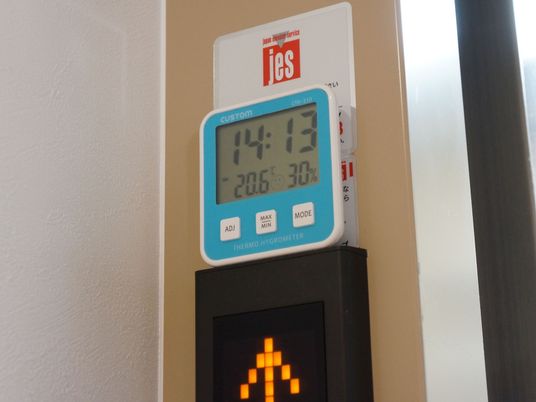 温湿度計を確認できる廊下