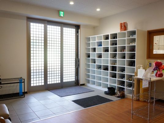 明るいエントランスの風景