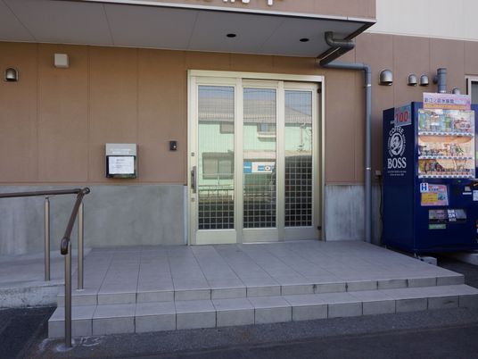 明るい施設のエントランス