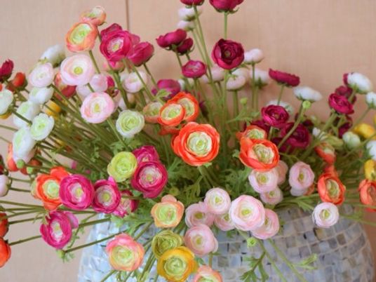 カラフルな造花の装飾