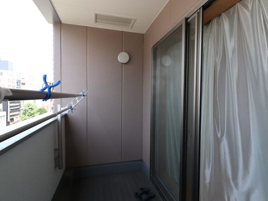 都会の景色を臨むバルコニー