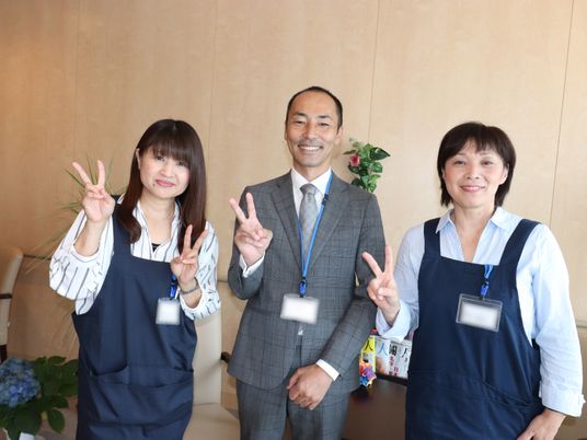 笑顔のスタッフ三人