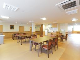 明るい食堂の様子