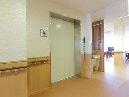 エレベーターのある明るい空間