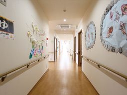 明るい装飾のある廊下