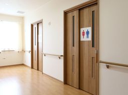 廊下の明るいトイレ入口