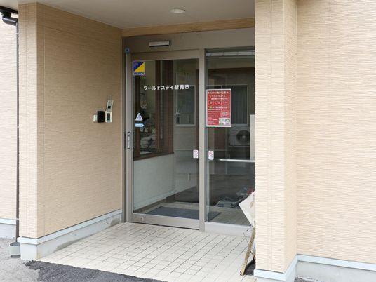 エントランスの自動ドア
