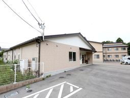 明るい外観の建物