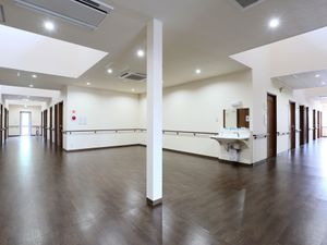 広々とした廊下の風景