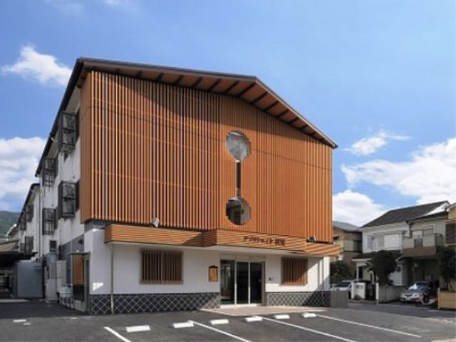 木目調の建物の外観 外観 木目調の外装が印象的な建物です。街並みに溶け込むデザインで、働く環境としても心地良さを感じられるでしょう。