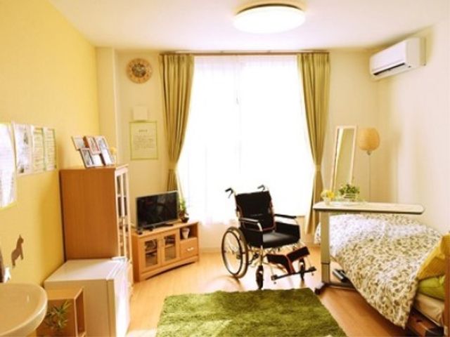 居心地の良い明るい居室 居室 車椅子でも過ごしやすい設計の居室です。入居者の快適な毎日を支える、暖かみのある空間が広がっています。