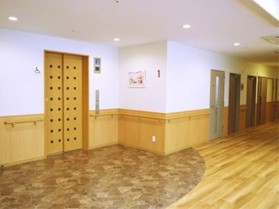 広々とした明るい廊下