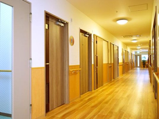 明るく広い施設の廊下