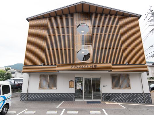 モダンな建物のエントランス