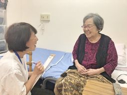 笑顔で対話するスタッフと利用者