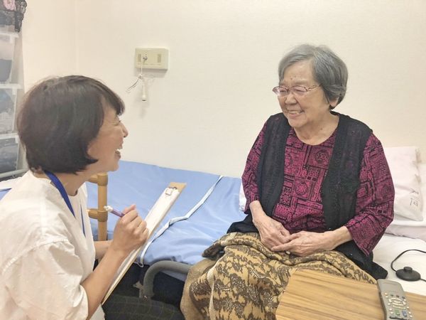 笑顔で対話するスタッフと利用者