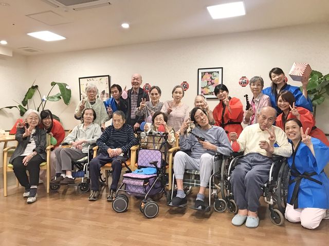 スタッフと入居者の笑顔 多目的室 明るく元気なスタッフと共に、毎日を彩り豊かにするお手伝いをしませんか。皆の笑顔があふれる職場です。