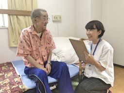 ケア対話をするスタッフ