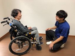 会話を交わすスタッフと高齢者