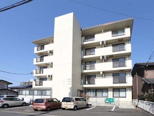 多階層の明るい建物