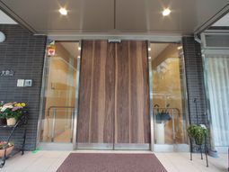 木目調のエントランス扉