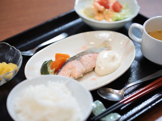 食事の提供風景