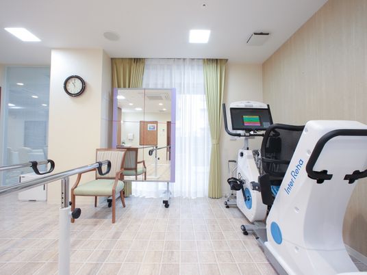 明るいリハビリ設備