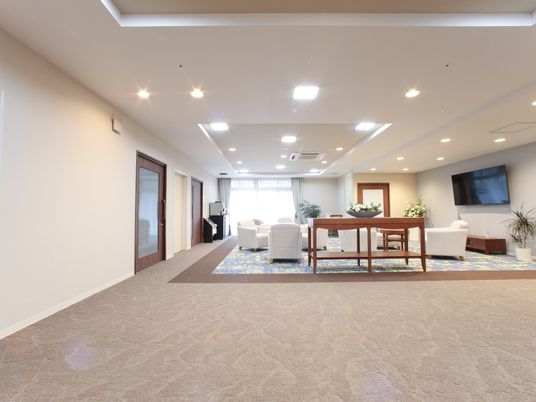 広々とした快適ラウンジ