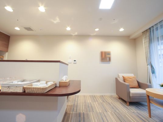 暖かみのある洗練されたラウンジ