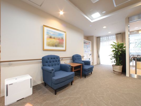 落ち着いた色の応接室