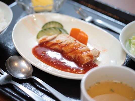 彩り豊かな料理の配膳