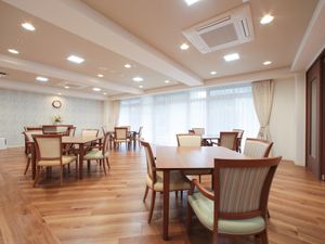 広々とした明るい食堂