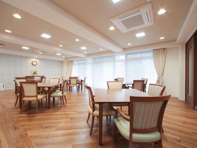 広々とした明るい食堂