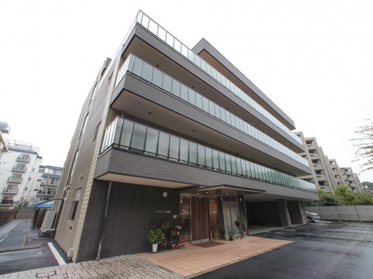 モダンな外観の建物