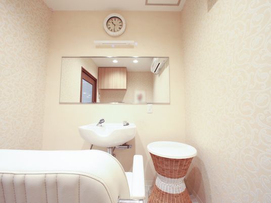 洗面台と壁掛け時計