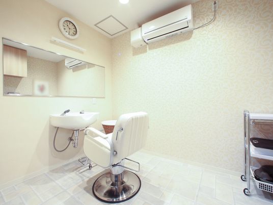 美容室の椅子と鏡