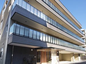 現代的な建物のエントランス