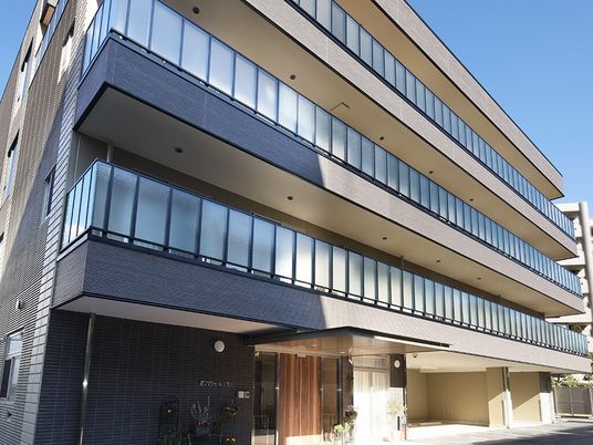 現代的な建物のエントランス