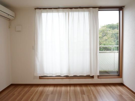 明るい木目調の居室