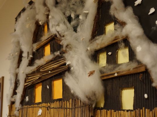 雪が降る模型の家
