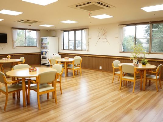 広々とした明るい食堂